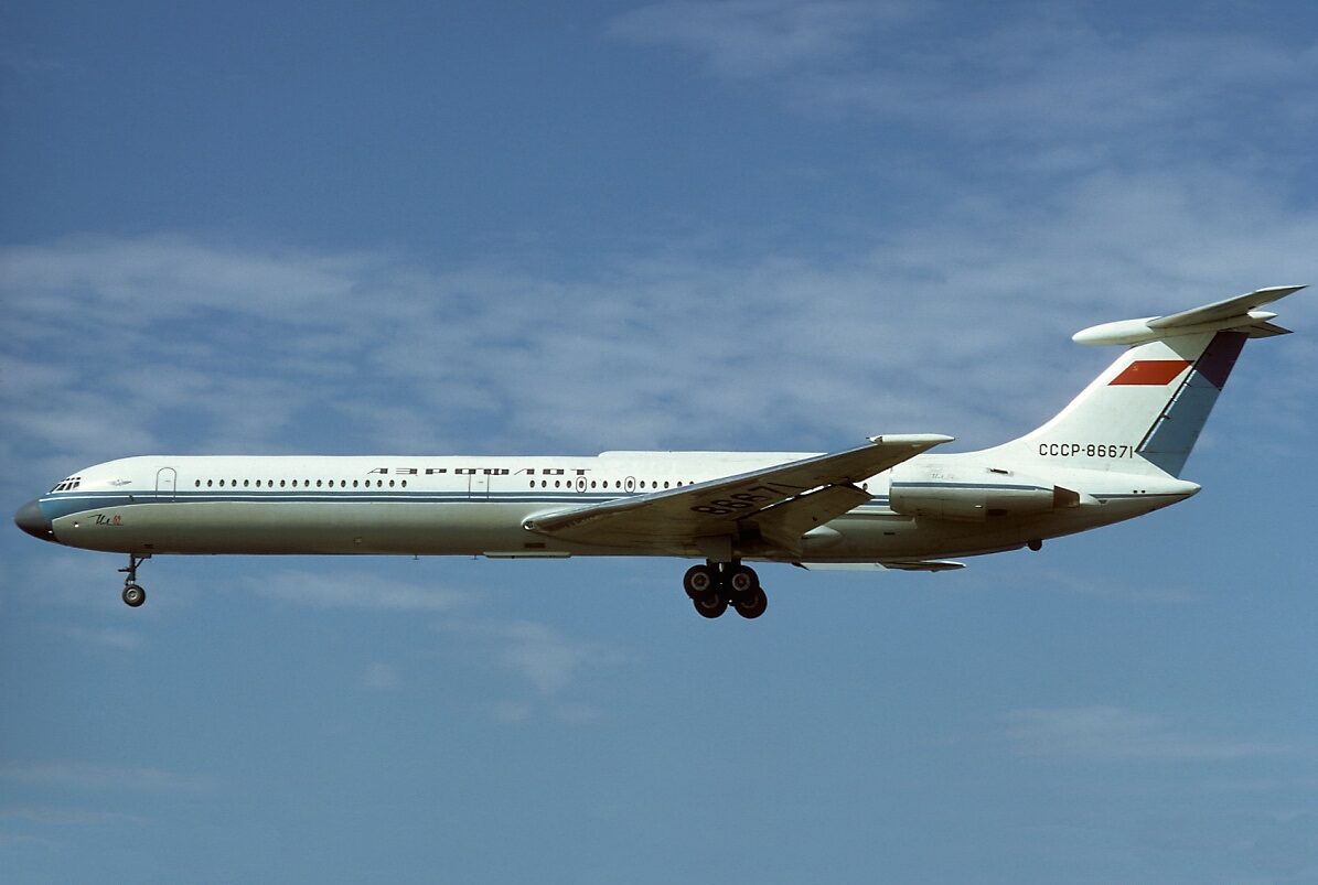 Un Iliouchine Il-62 aux couleurs d'Aeroflot en vol, train d'atterrissage sorti.